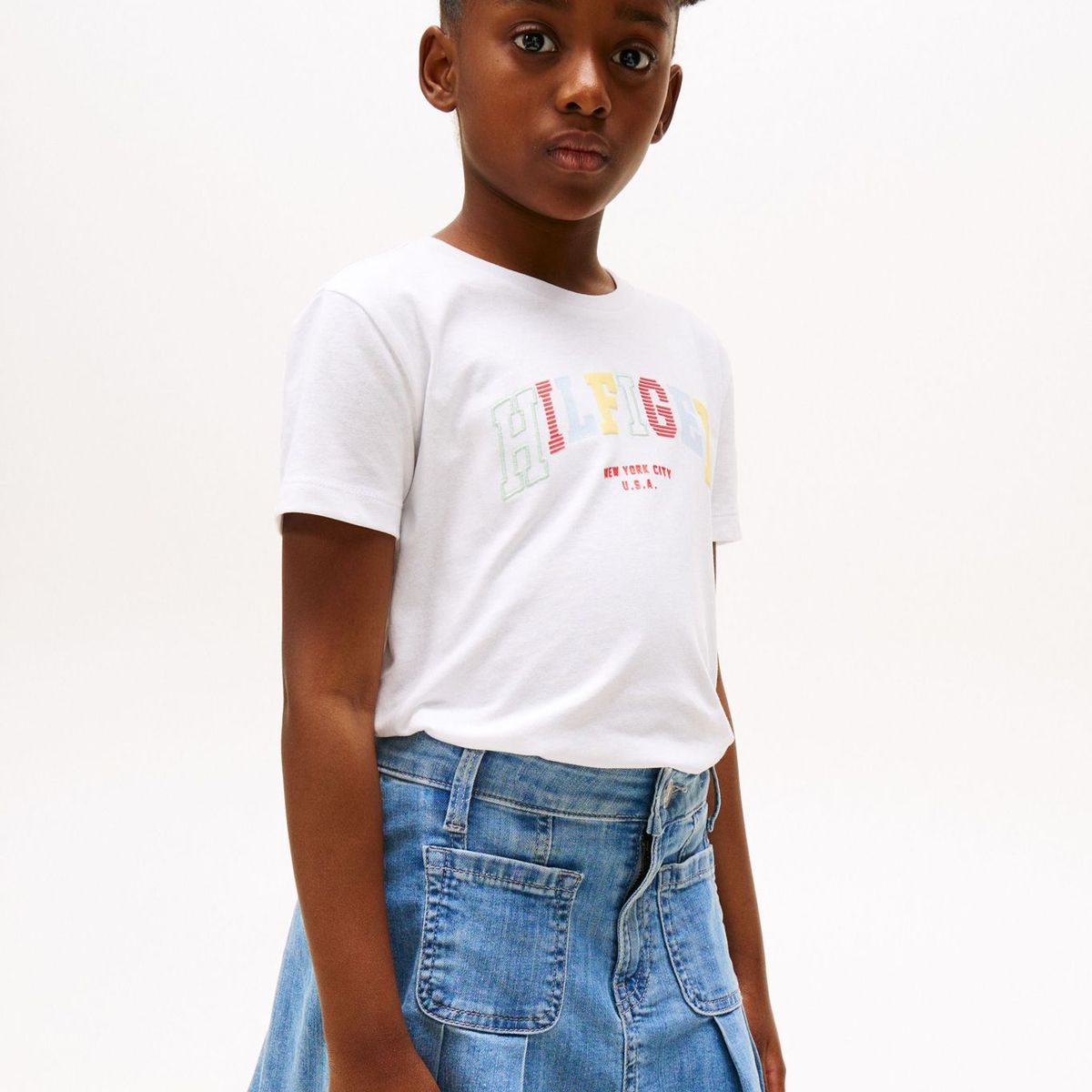 TOMMY HILFIGER - Camiseta blanca tipo universitaria de cuello redondo Tommy Hilfiger