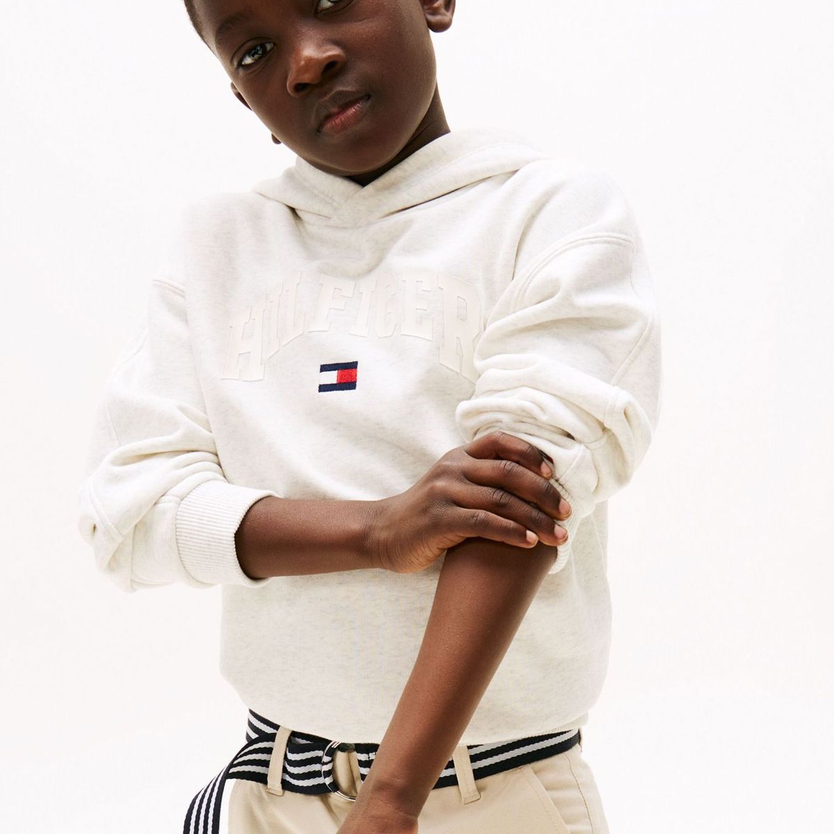 TOMMY HILFIGER - Buzo blanco con capota y logo de estilo universitario Tommy Hilfiger