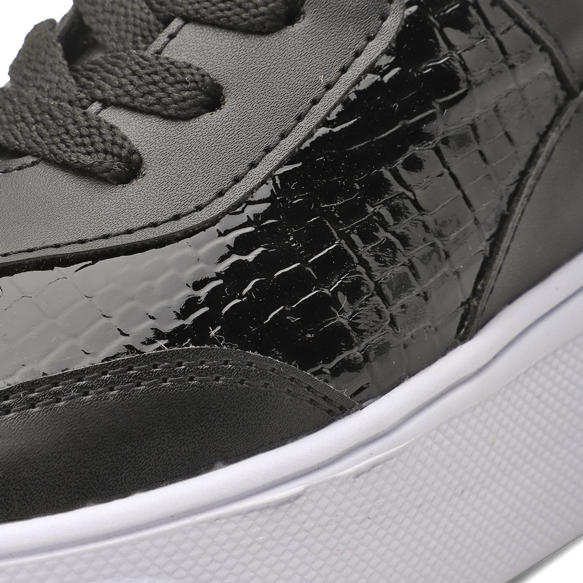 SEVENTEEN - DEPORTIVO NEGRO CON APLIQUES EN CHAROL SEVENTEEN AKILAY