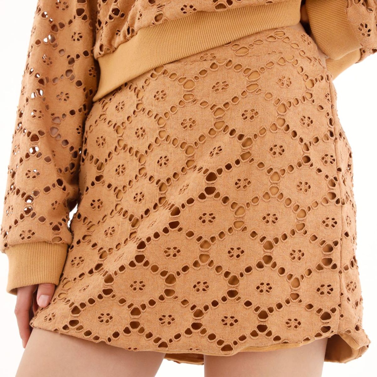 TENNIS - Falda corta en tejido abierto café para mujer