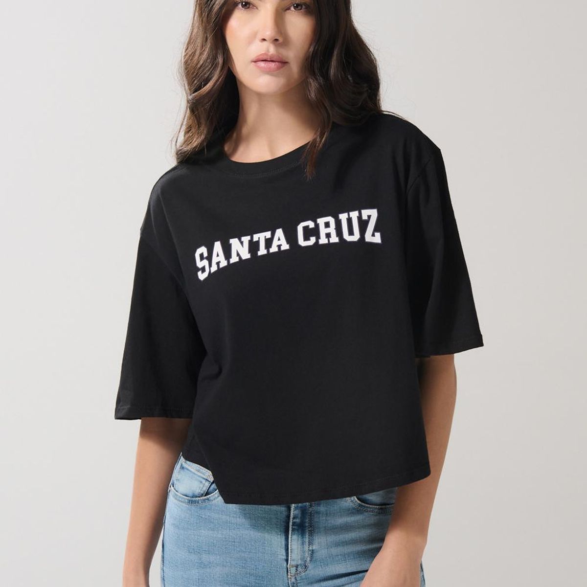 KOAJ - KOAJ Camiseta crop top negra oversize con texto college blan Mujer