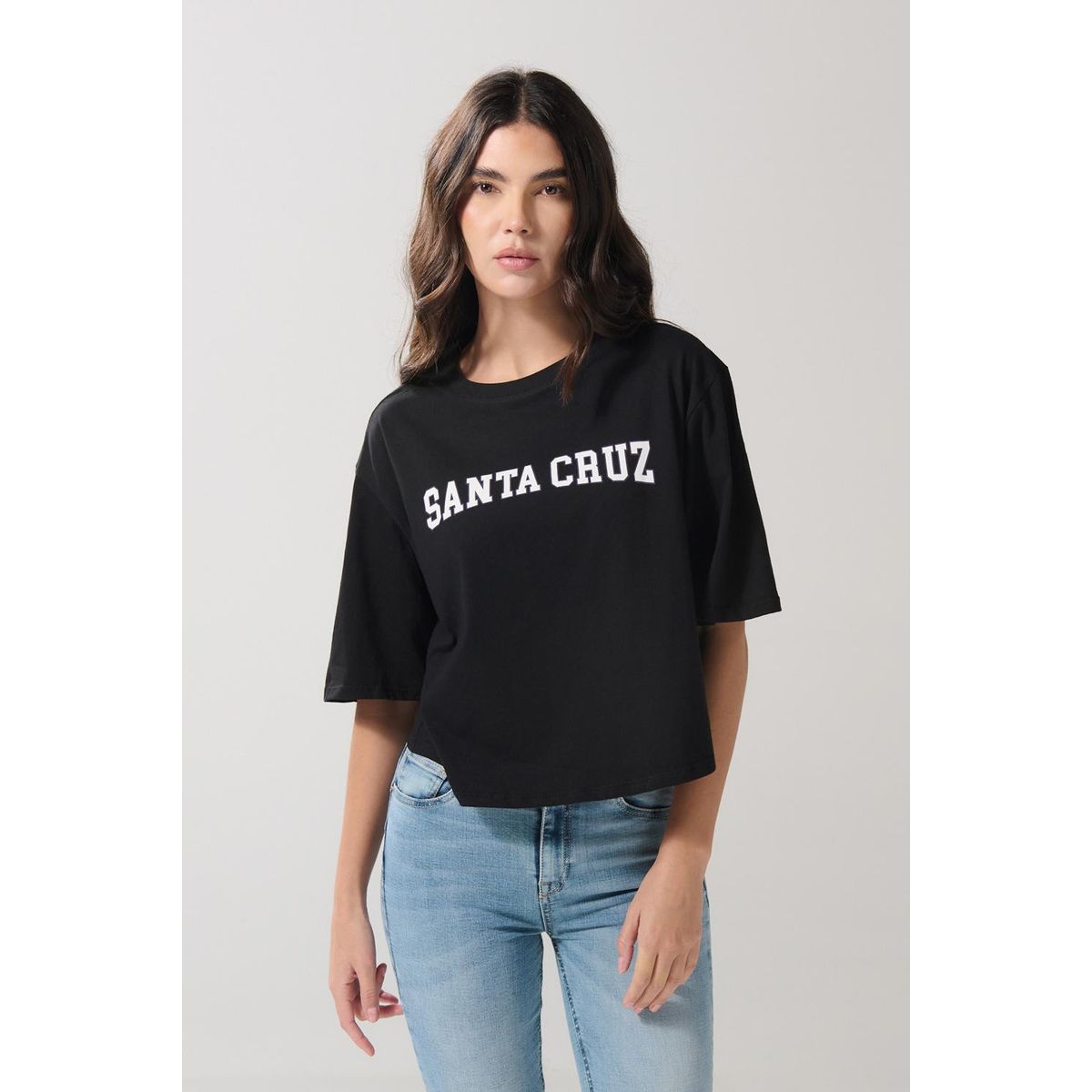 KOAJ - KOAJ Camiseta crop top negra oversize con texto college blan Mujer