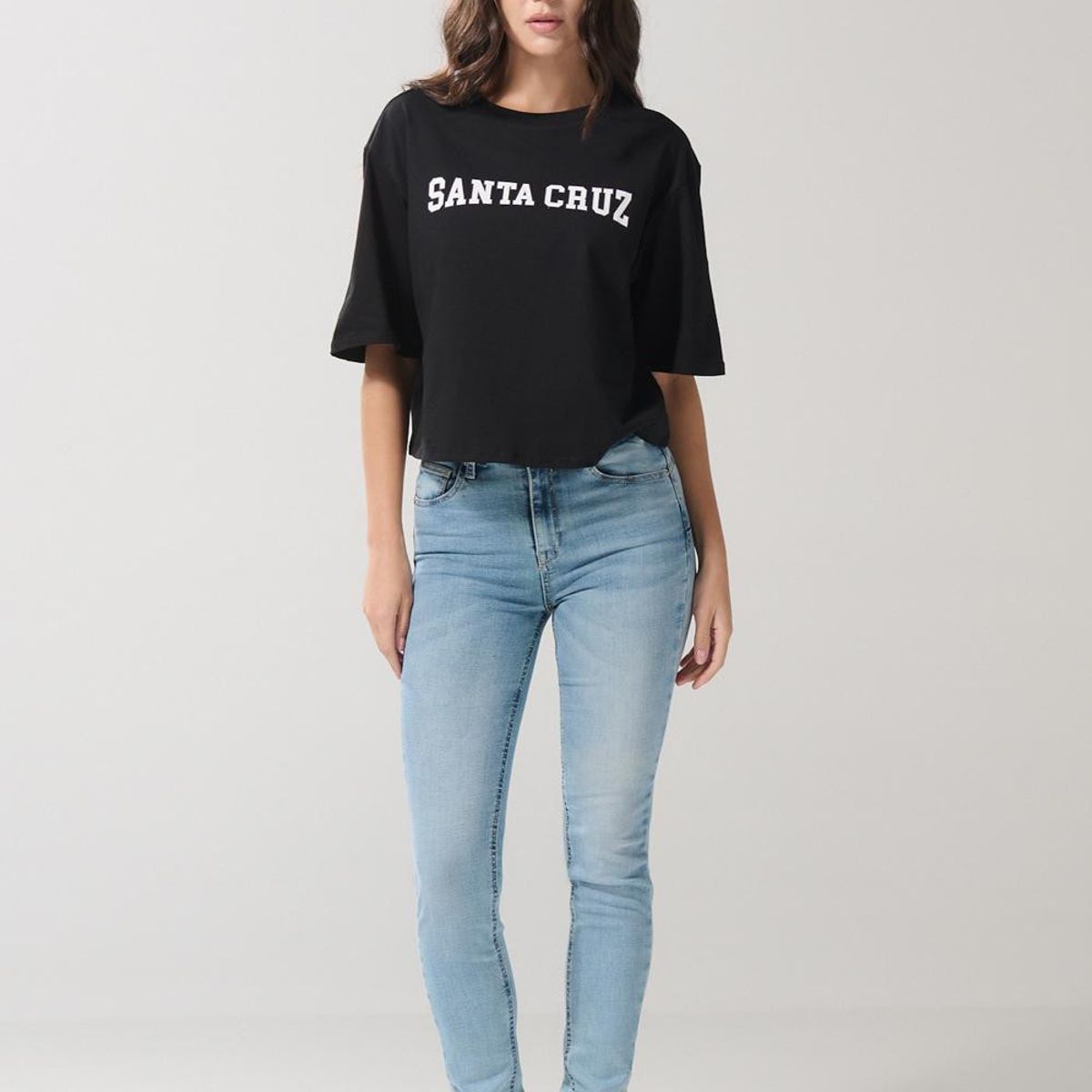 KOAJ - KOAJ Camiseta crop top negra oversize con texto college blan Mujer