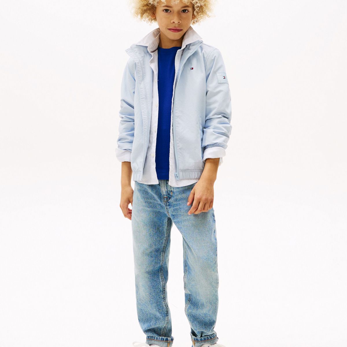 TOMMY HILFIGER - Rompe celeste viento con capota y parche del logo Tommy Hilfiger