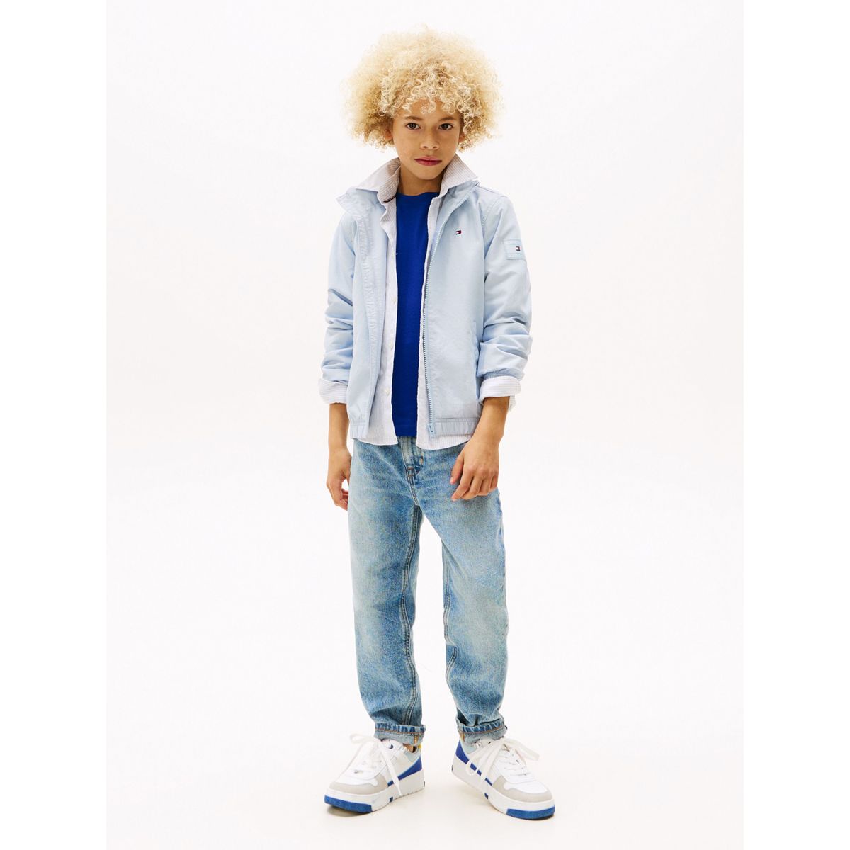 TOMMY HILFIGER - Rompe celeste viento con capota y parche del logo Tommy Hilfiger