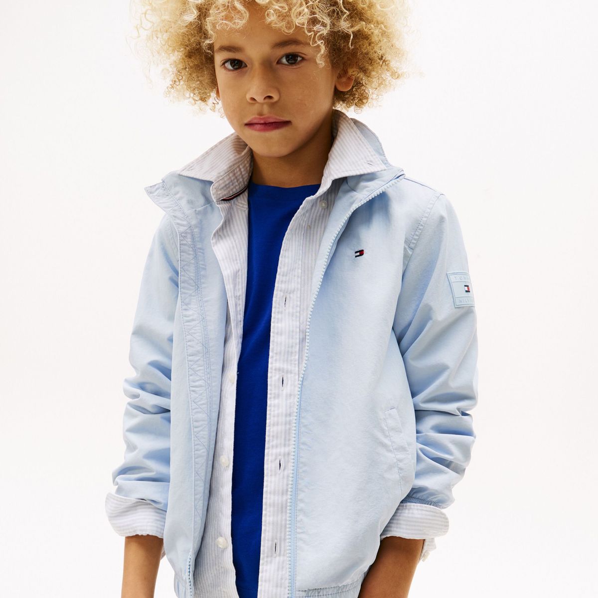 TOMMY HILFIGER - Rompe celeste viento con capota y parche del logo Tommy Hilfiger