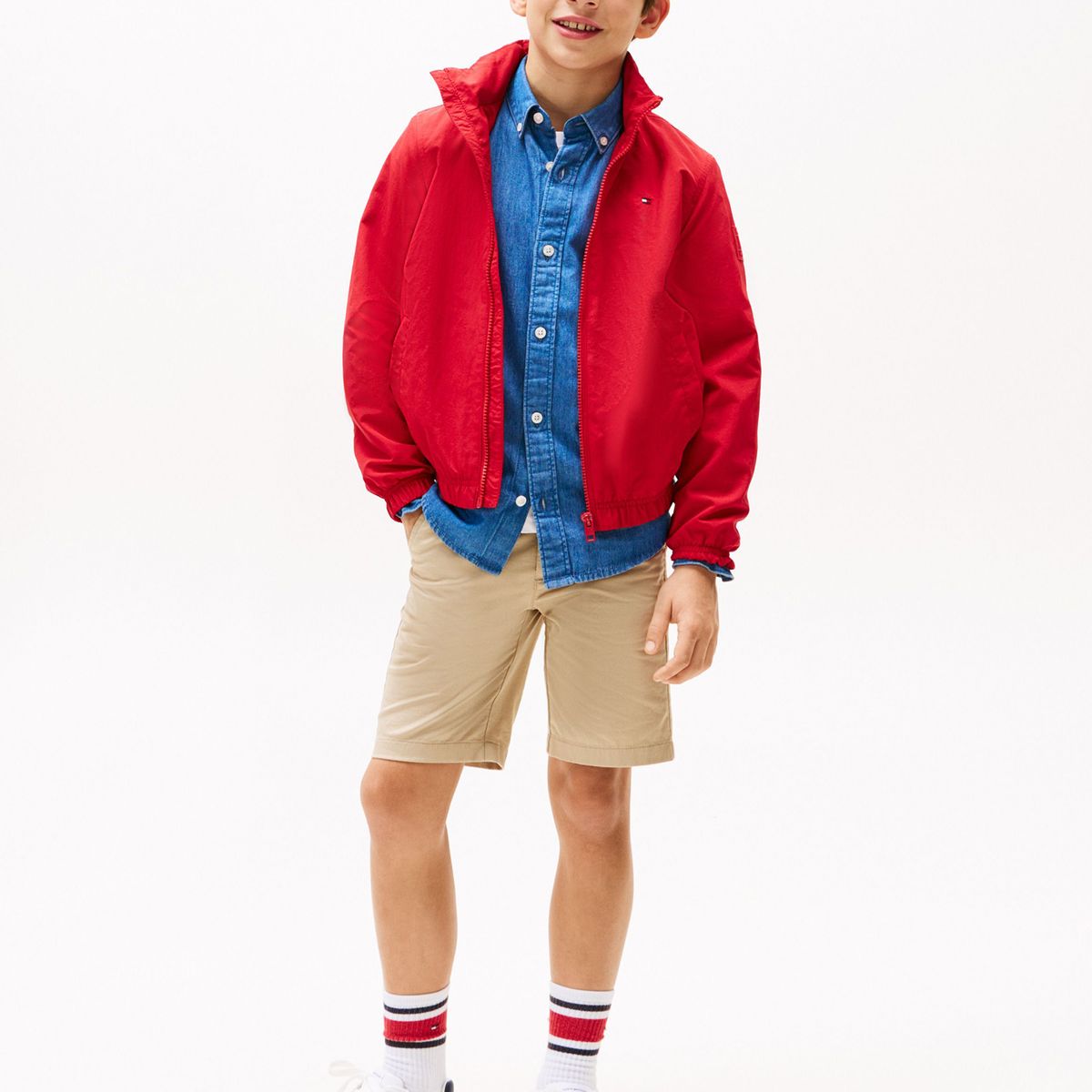 TOMMY HILFIGER - Rompe rojo viento con capota y parche del logo Tommy Hilfiger