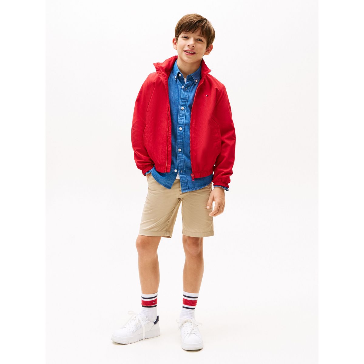 TOMMY HILFIGER - Rompe rojo viento con capota y parche del logo Tommy Hilfiger