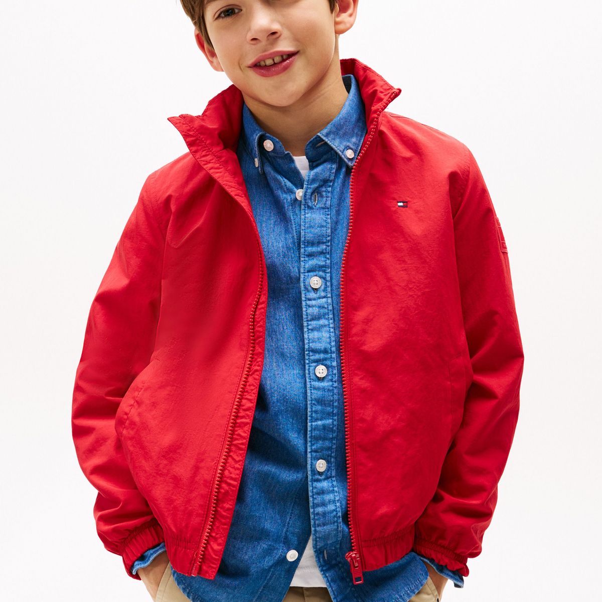 TOMMY HILFIGER - Rompe rojo viento con capota y parche del logo Tommy Hilfiger