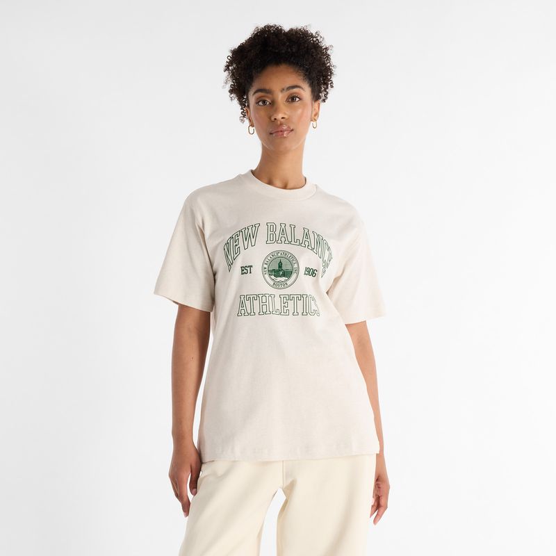 NEW BALANCE - Camisa Tshirt Marca New Balance Oversized Crest Beige Mujer