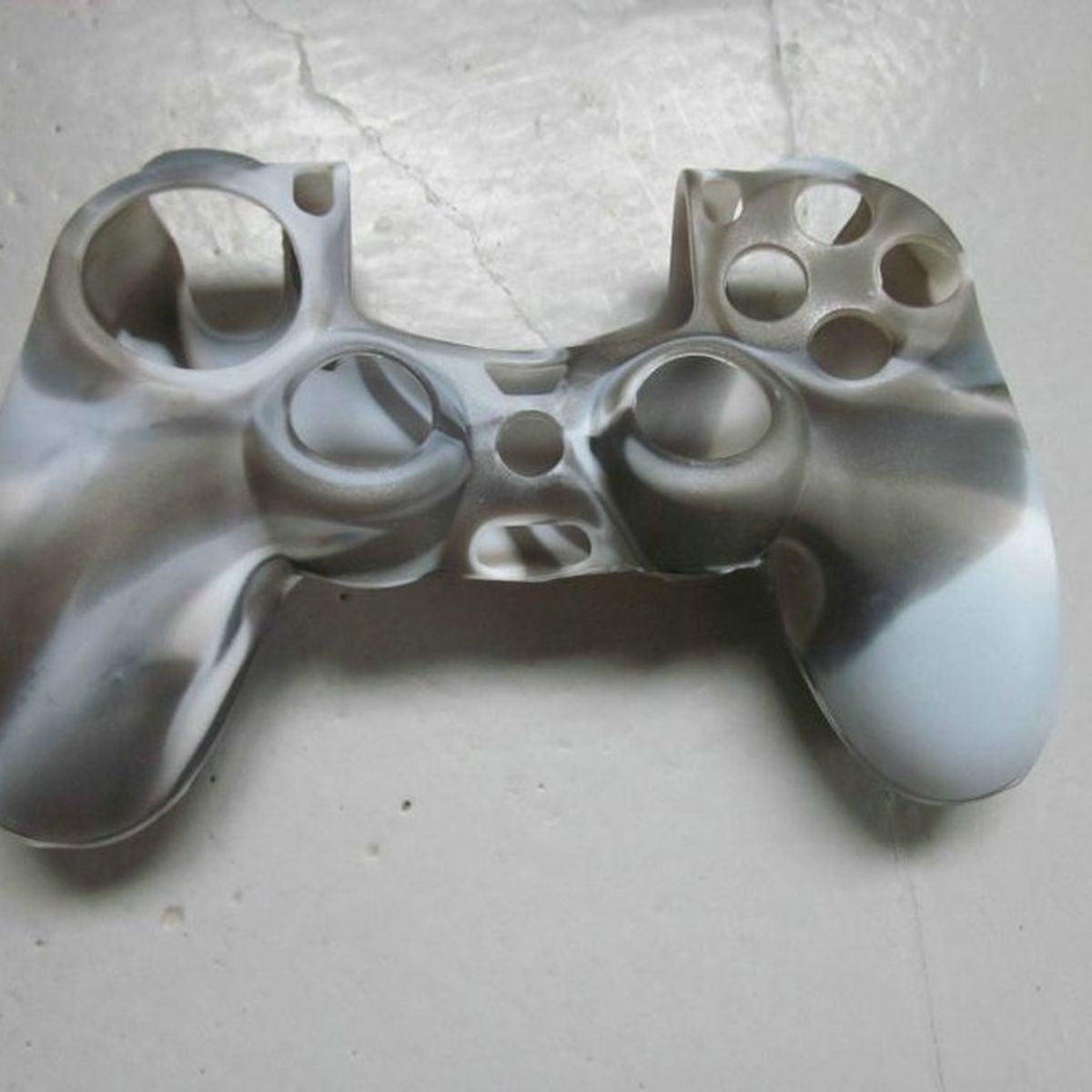 GENERICO - FUNDA FORRO PROTECTOR CONTROL MANDO PS4 VETAS BLANCONEGRO