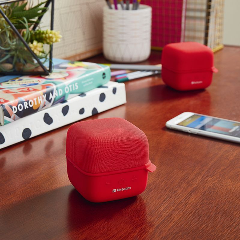 VERBATIM - PARLANTE INALAMBRICO CUBE CON ALTAVOZ BLUETOOTH ROJO