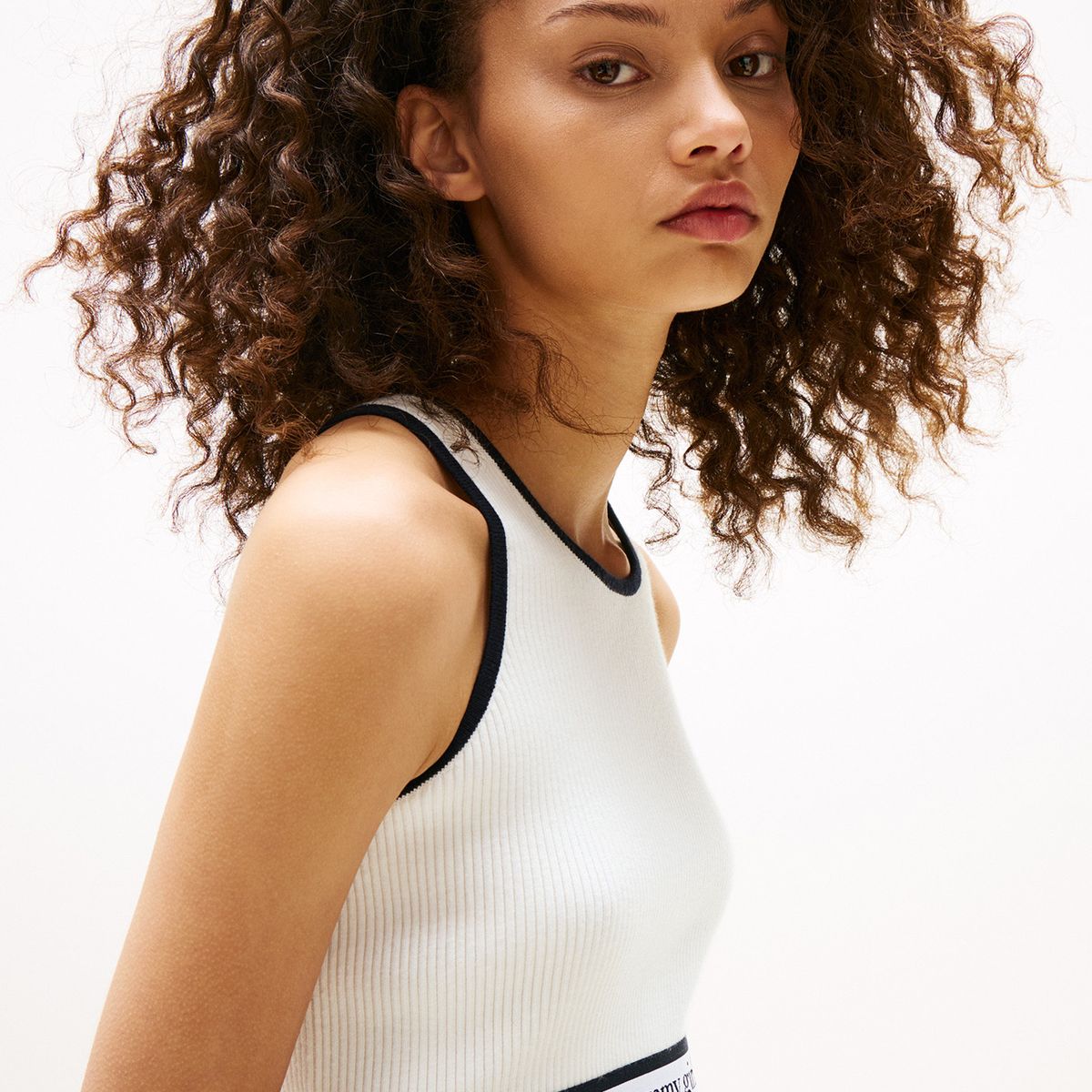 TOMMY HILFIGER - Camiseta blanca de tirantes Tommy Girl cropped Tommy Jeans