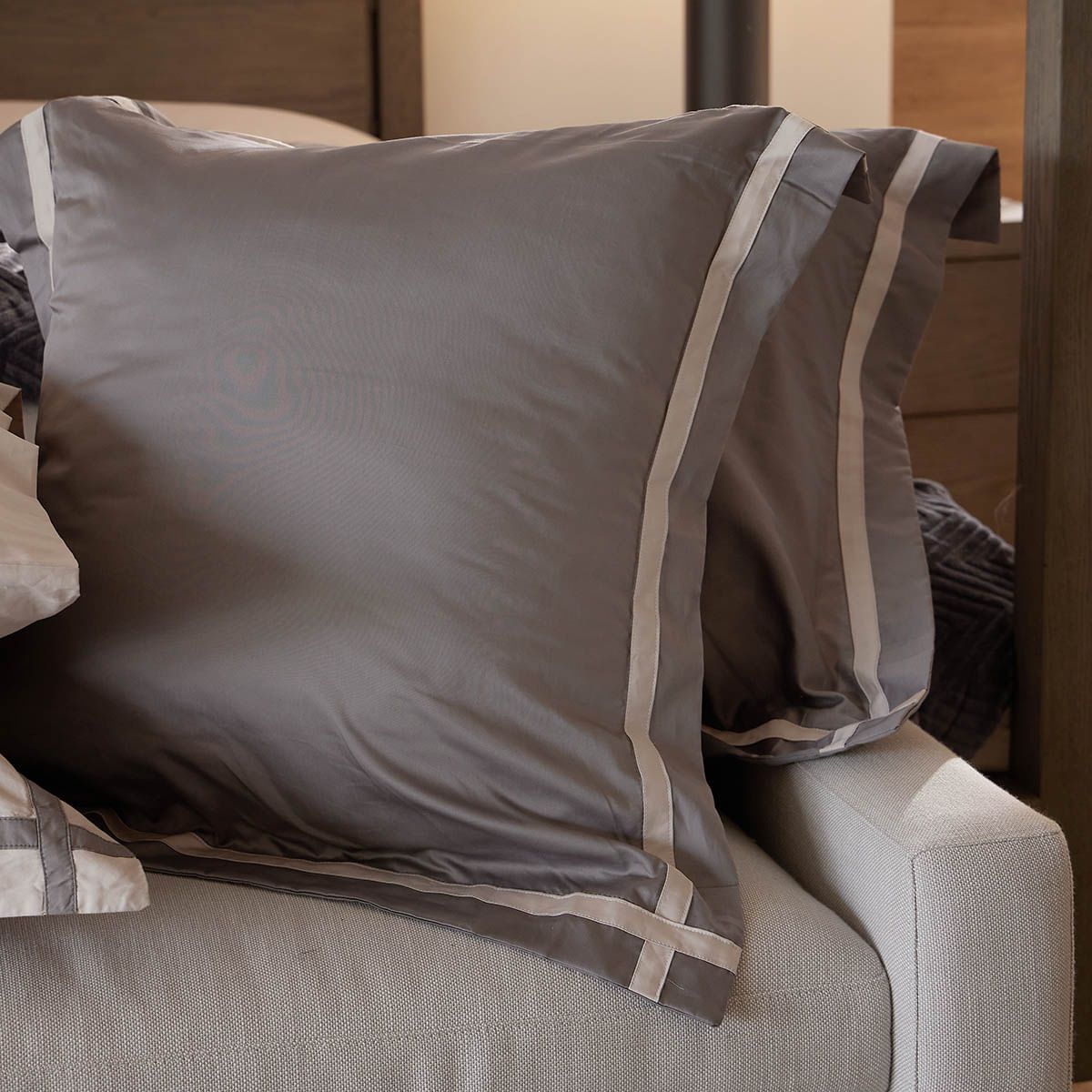 DISTRIHOGAR - Cojín Hotel Experience 400 Hilos 100% Algodón Sicilia Gris 60 x 60 cm