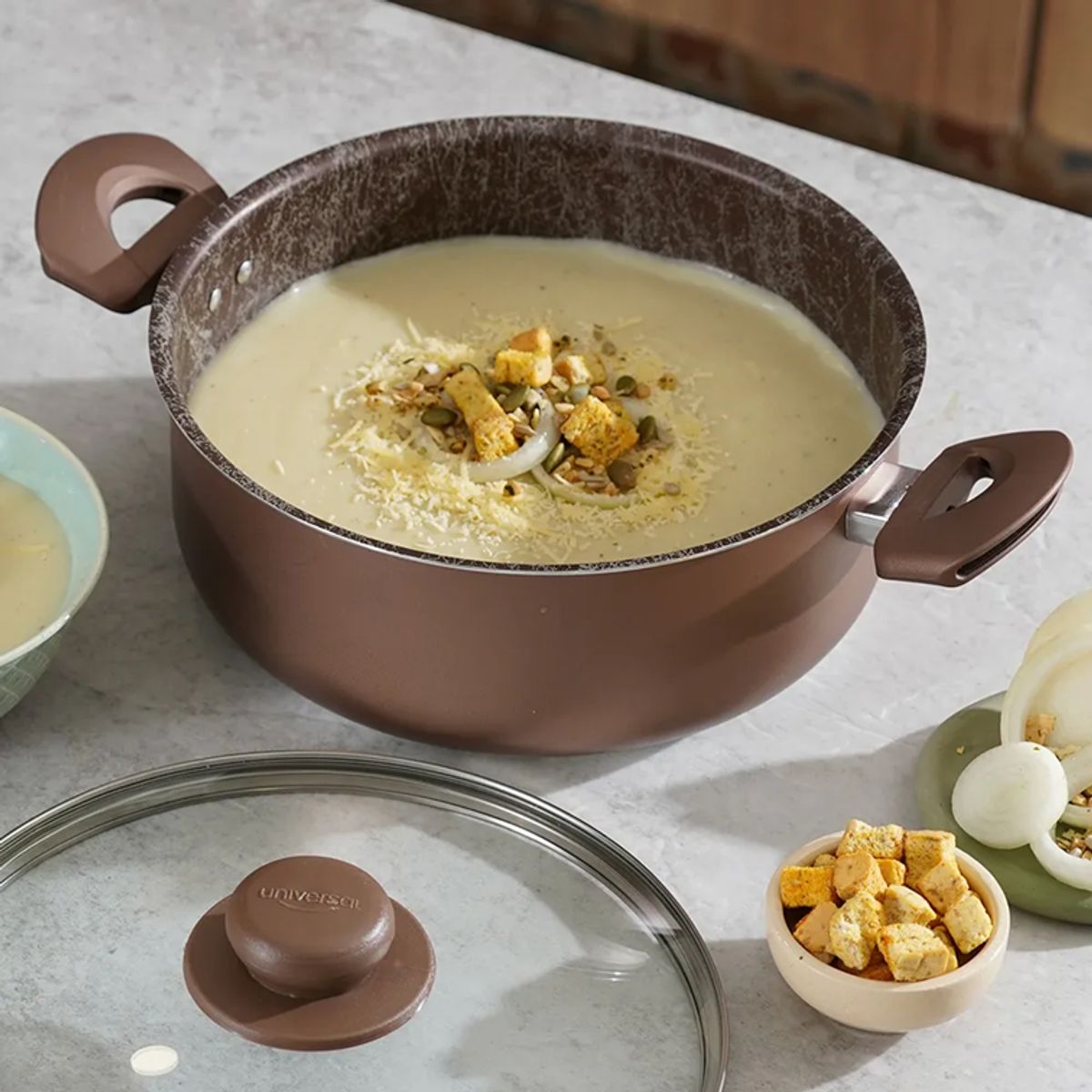 UNIVERSAL - Olla Universal Ambar de 24 Cm Con Tapa de Vidrio L39271