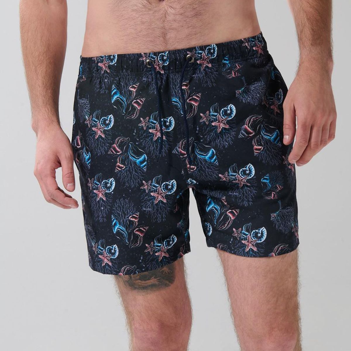 KOAJ - KOAJ Bermuda azul intensa playera con estampados y tiro baj Hombre