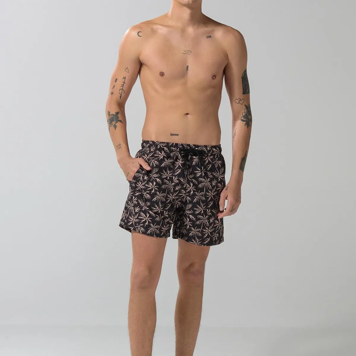 KOAJ - KOAJ Bermuda playera negra con palmeras estampadas Hombre