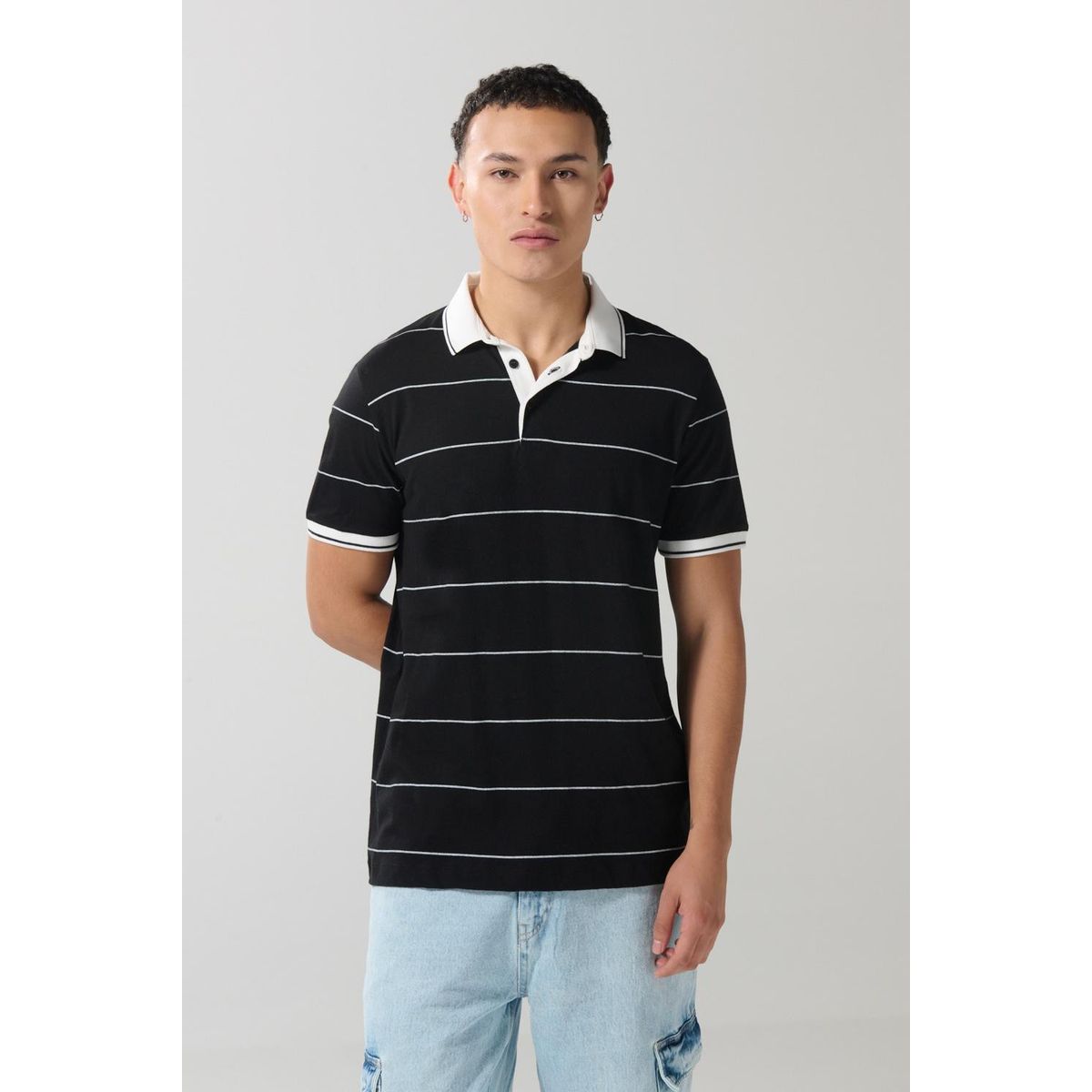 KOAJ - KOAJ Camiseta polo negra a rayas con manga corta y botones Hombre