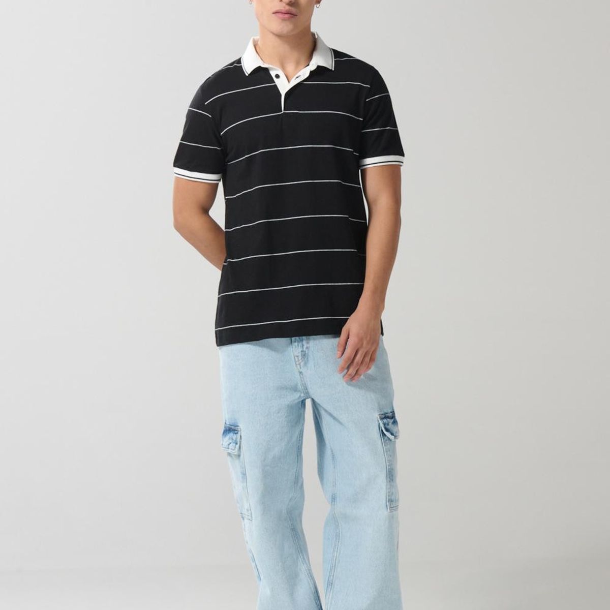 KOAJ - KOAJ Camiseta polo negra a rayas con manga corta y botones Hombre