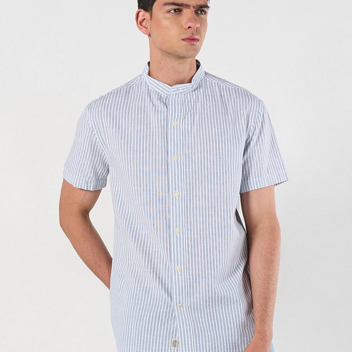 KOAJ - KOAJ Camisa cuello nerú blanca con rayas y manga corta Hombre