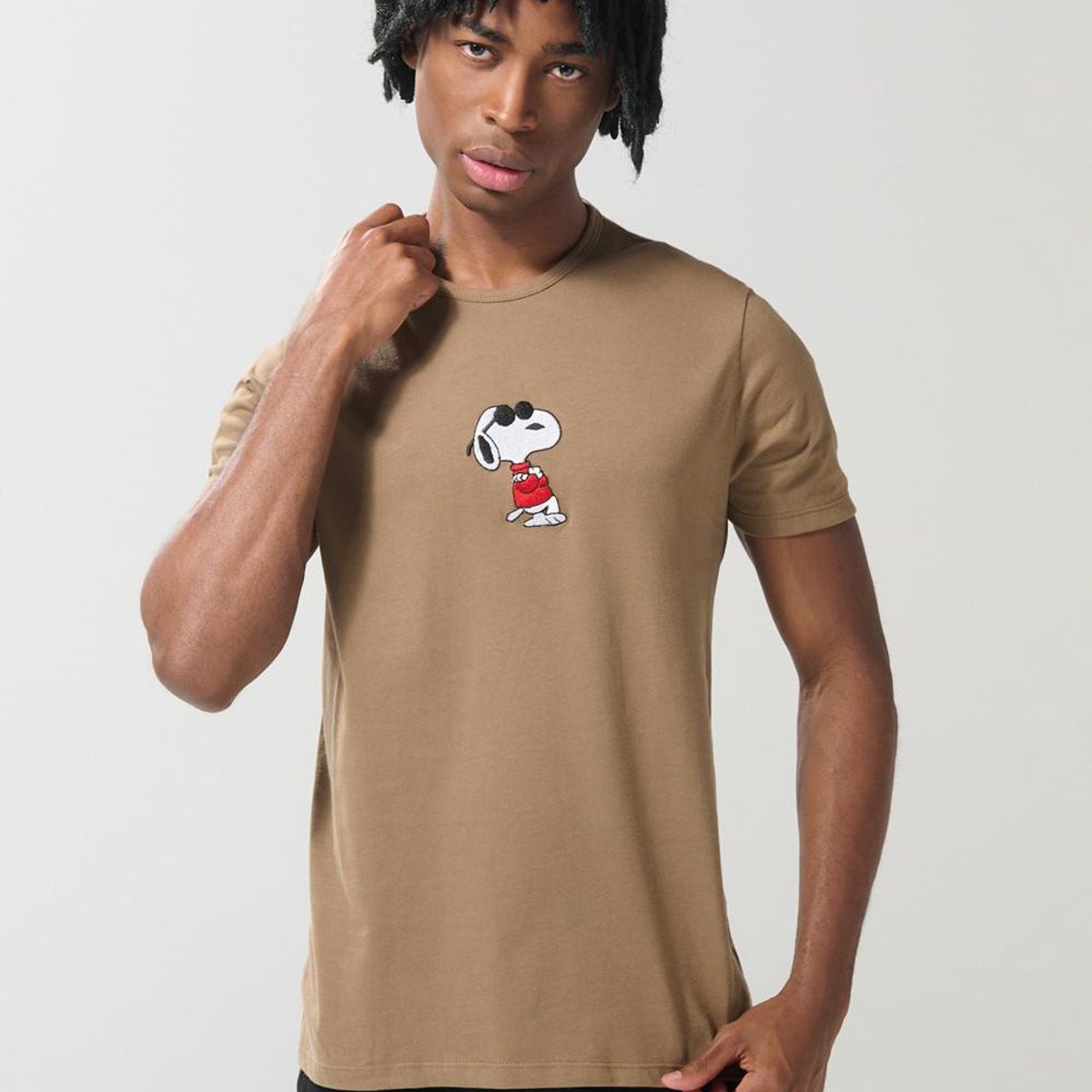 KOAJ - KOAJ Camiseta unicolor cuello redondo con diseño de Snoopy Hombre