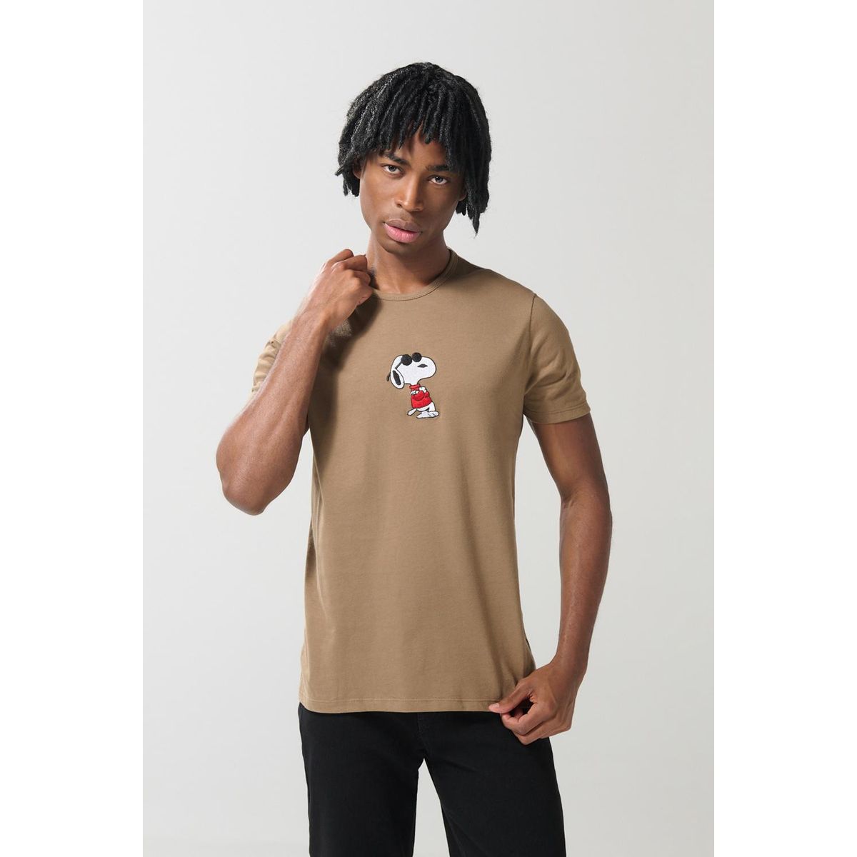 KOAJ - KOAJ Camiseta unicolor cuello redondo con diseño de Snoopy Hombre