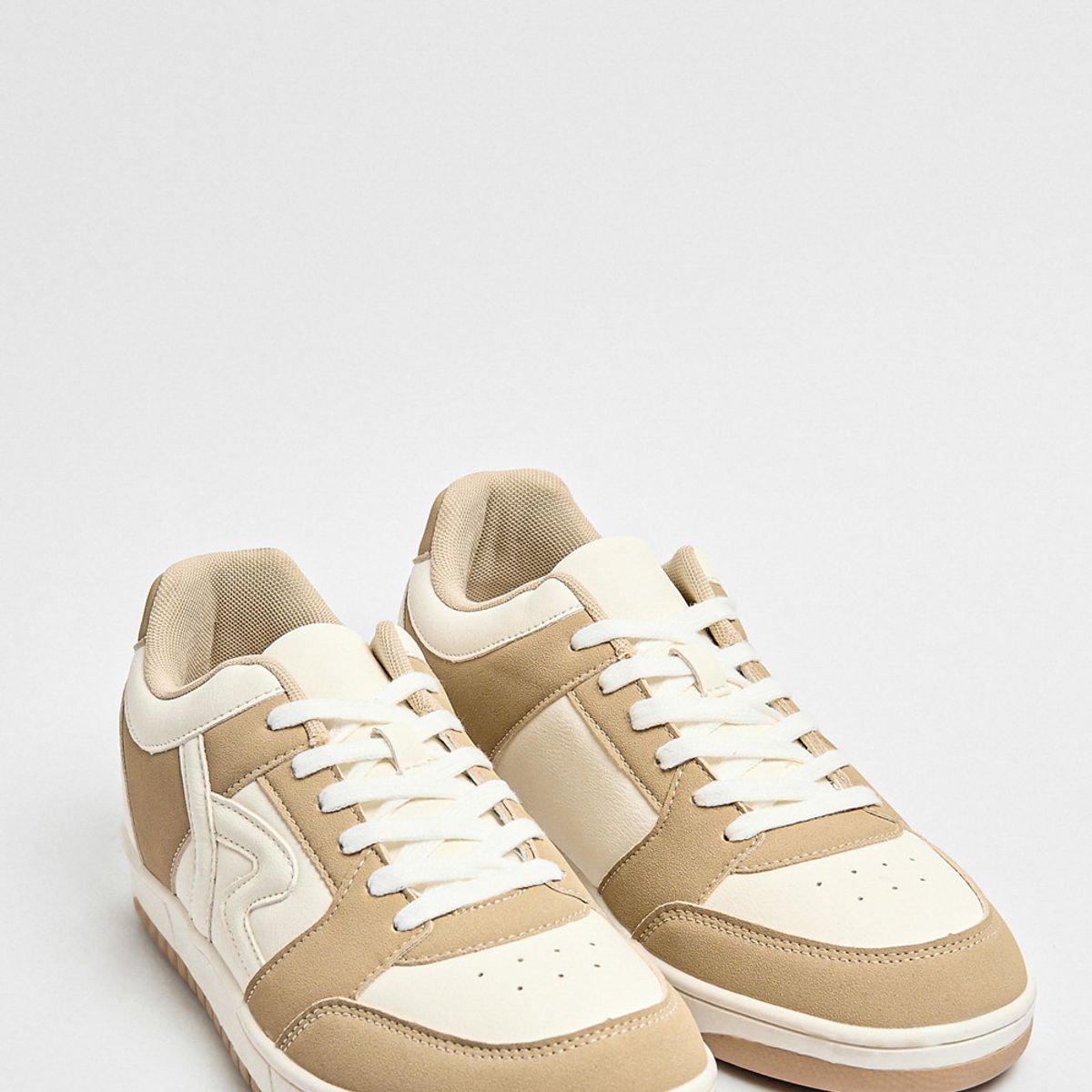 KOAJ - KOAJ Tenis casuales unicolores con perforaciones y cortes Hombre