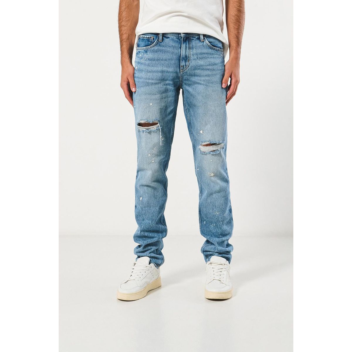 KOAJ - KOAJ Jean slim azul tiro bajo con rotos y diseños de salpica Hombre