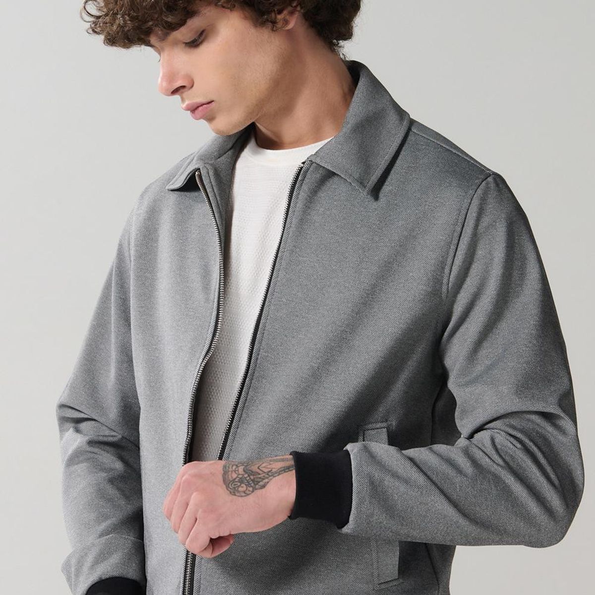 KOAJ - KOAJ Cazadora gris con cuello tipo trucker Hombre