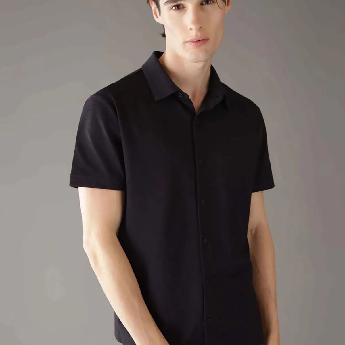 CALVIN KLEIN - Camisa negra manga corta de tejido interlock suave Calvin Klein