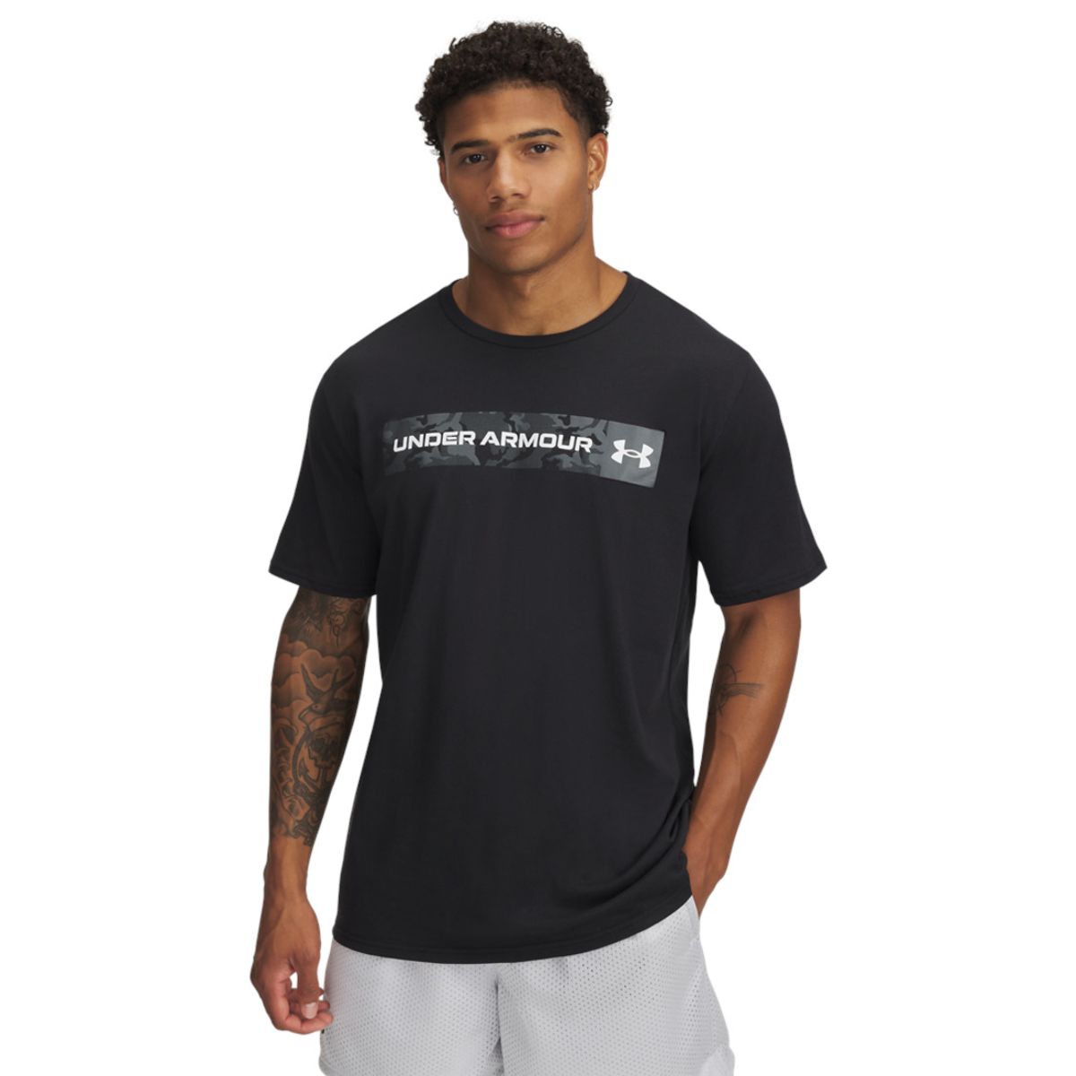 UNDER ARMOUR - Camiseta Hombre Under Armour CAMO CHEST STRIPE SS Negro UNDER ARMOUR