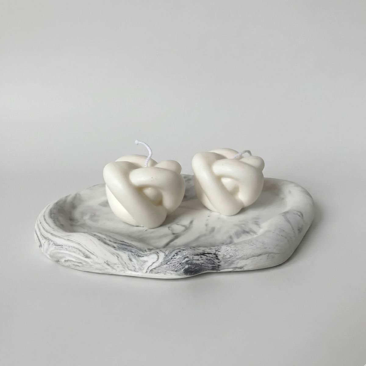 DECORACIONES ALE Y GABY - Set de 2 Velas Blancas  Y Base Decorativa Nube 19x11cms