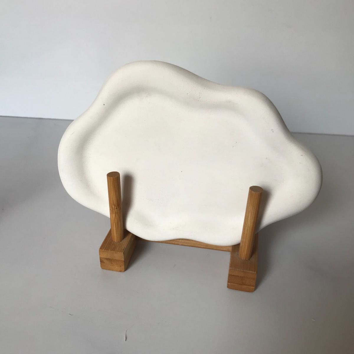 DECORACIONES ALE Y GABY - Set de 2 Velas Blancas  Y Base Decorativa Nube 19x11cms