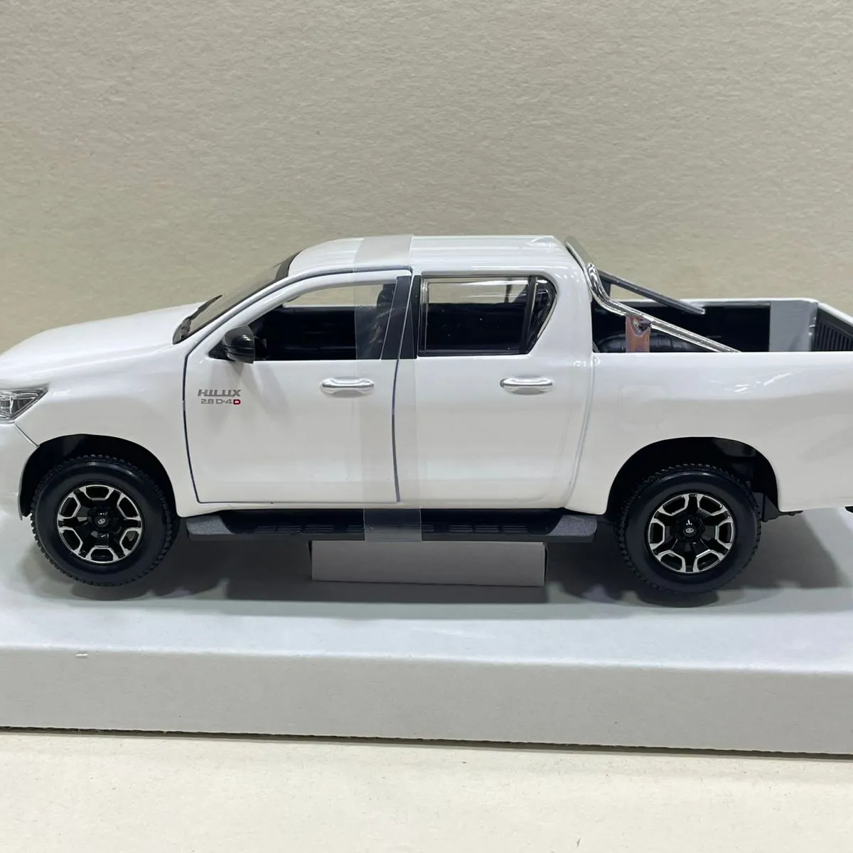 MAISTO - Toyota Hilux de colección a escala 127 Blanca