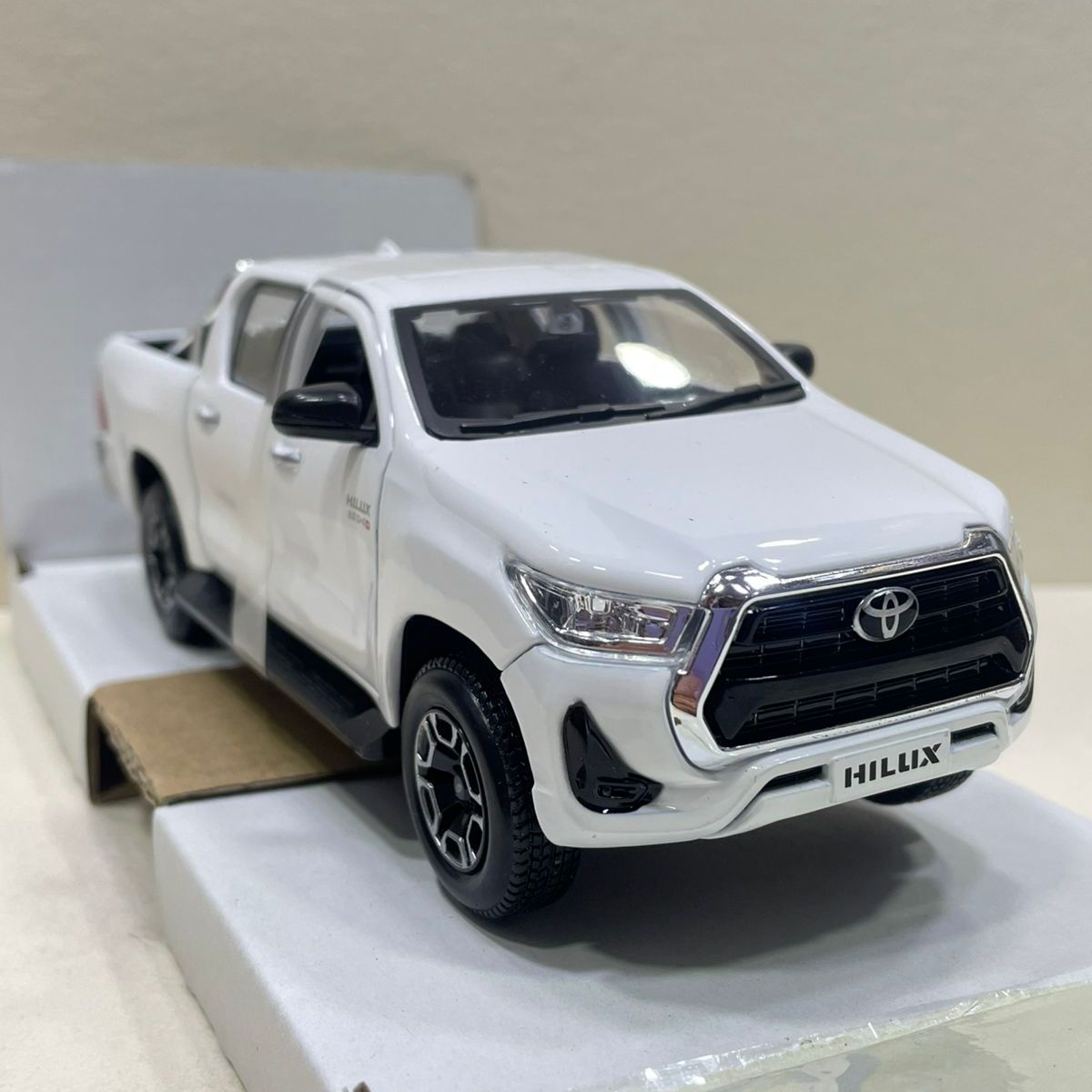 MAISTO - Toyota Hilux de colección a escala 127 Blanca
