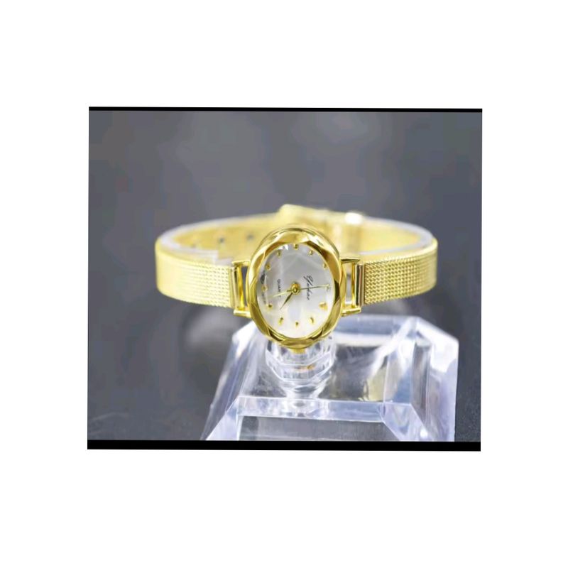 GENELEC - HERMOSO RELOJ DE CUARZO  DE LUJO CERO DORADO