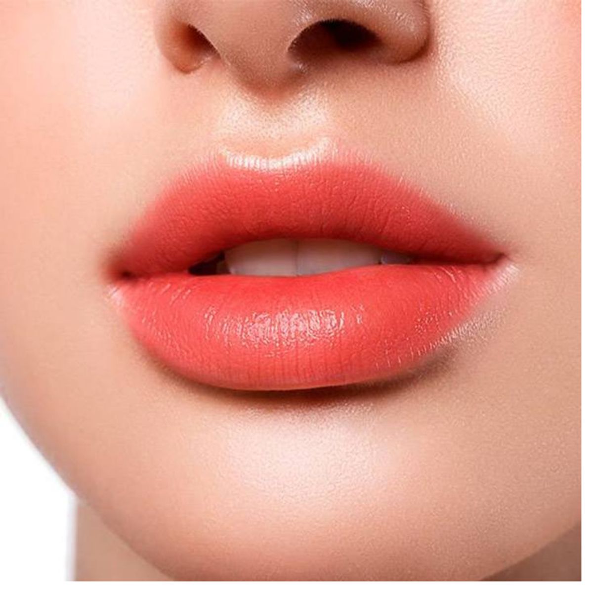 VOGUE - Bálsamo Labial Kiss My Lips Fresa Con Petalos De Rosas 4g