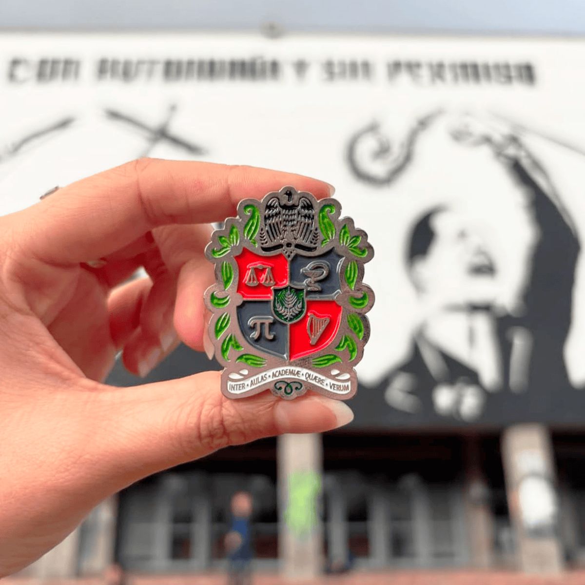 UNIVERSIDAD NACIONAL DE COLOMBIA - Pin Escudo Tradicional Universidad Nacional De Colombia grande