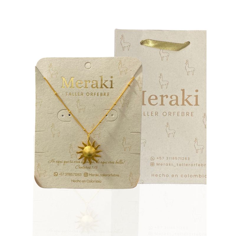 MERAKI - Cadena con dije sol bañados en oro 24kt