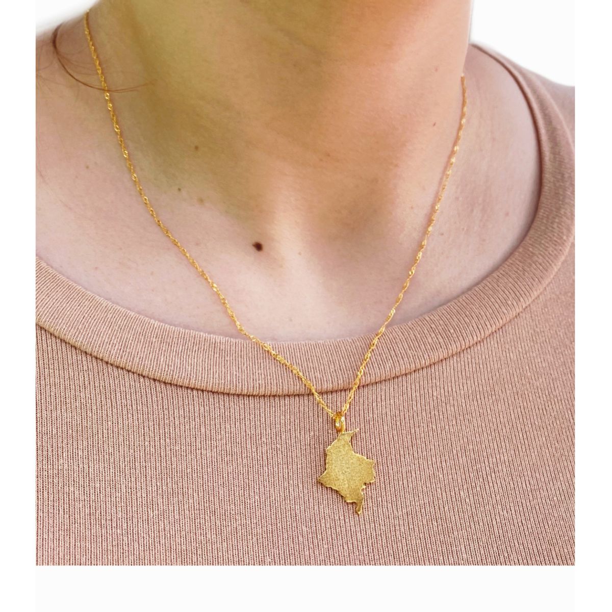 MERAKI - Cadena mujer Mapa de Colombia bañados en oro 24kt - Cadena con Charm o Dije