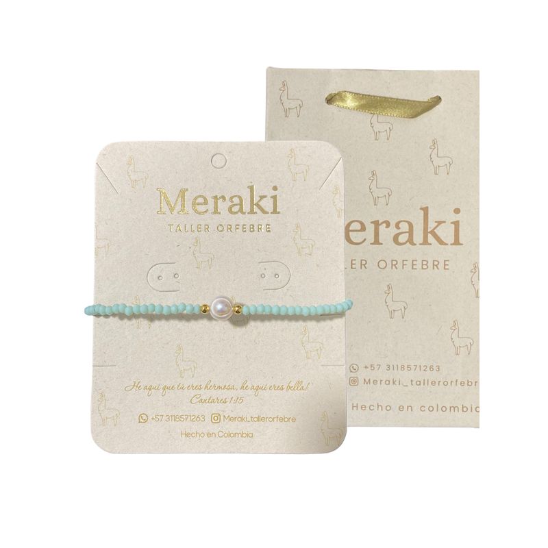 MERAKI - Pulsera de cristal murano celeste con perla bañada en oro 24kt