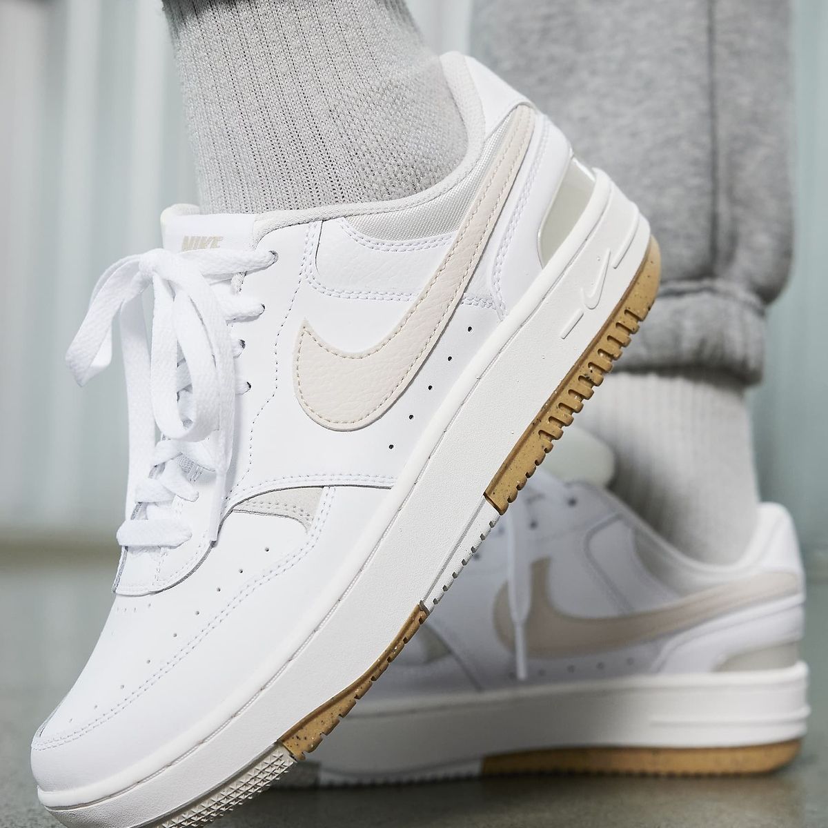 NIKE - Tenis Nike Mujer Gamma Force DX9176-103 Blanco Beige Casual