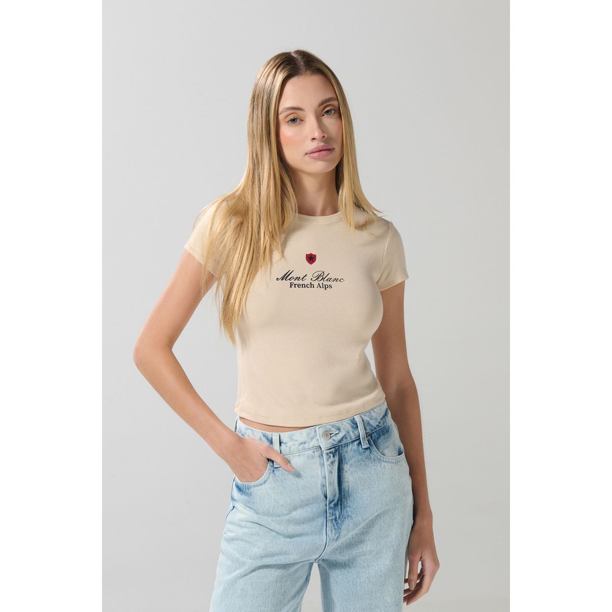 KOAJ - KOAJ Camiseta acanalada kaki cuello redondo con arte college Mujer