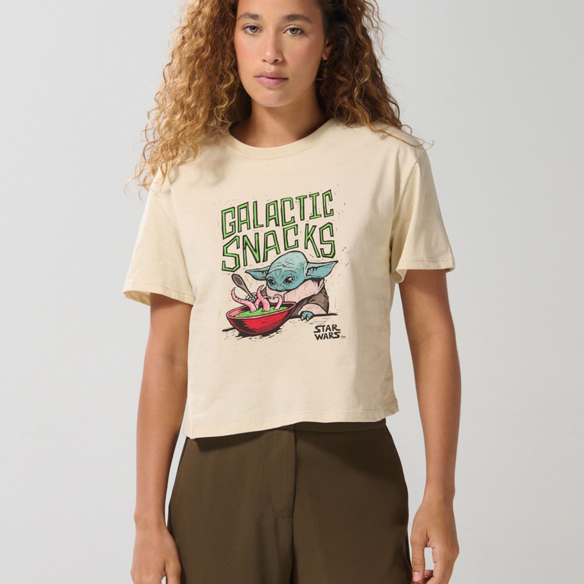 KOAJ - KOAJ Camiseta crop top kaki clara con arte de The Mandaloria Mujer