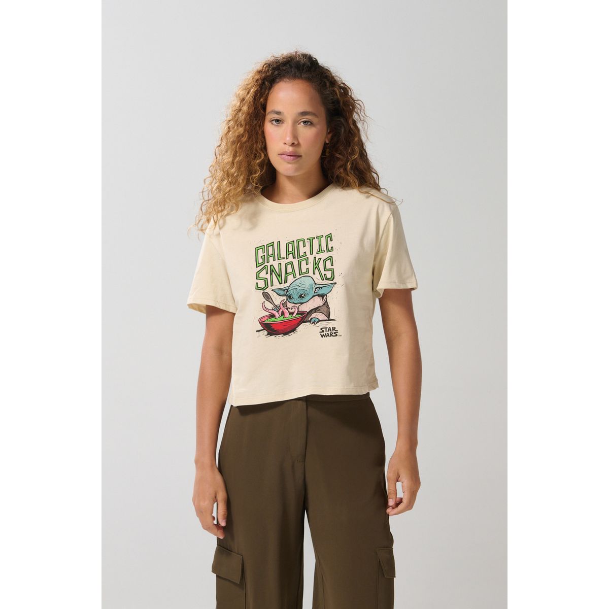 KOAJ - KOAJ Camiseta crop top kaki clara con arte de The Mandaloria Mujer