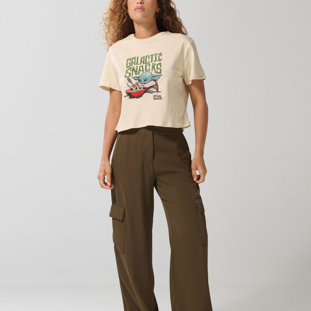 KOAJ - KOAJ Camiseta crop top kaki clara con arte de The Mandaloria Mujer