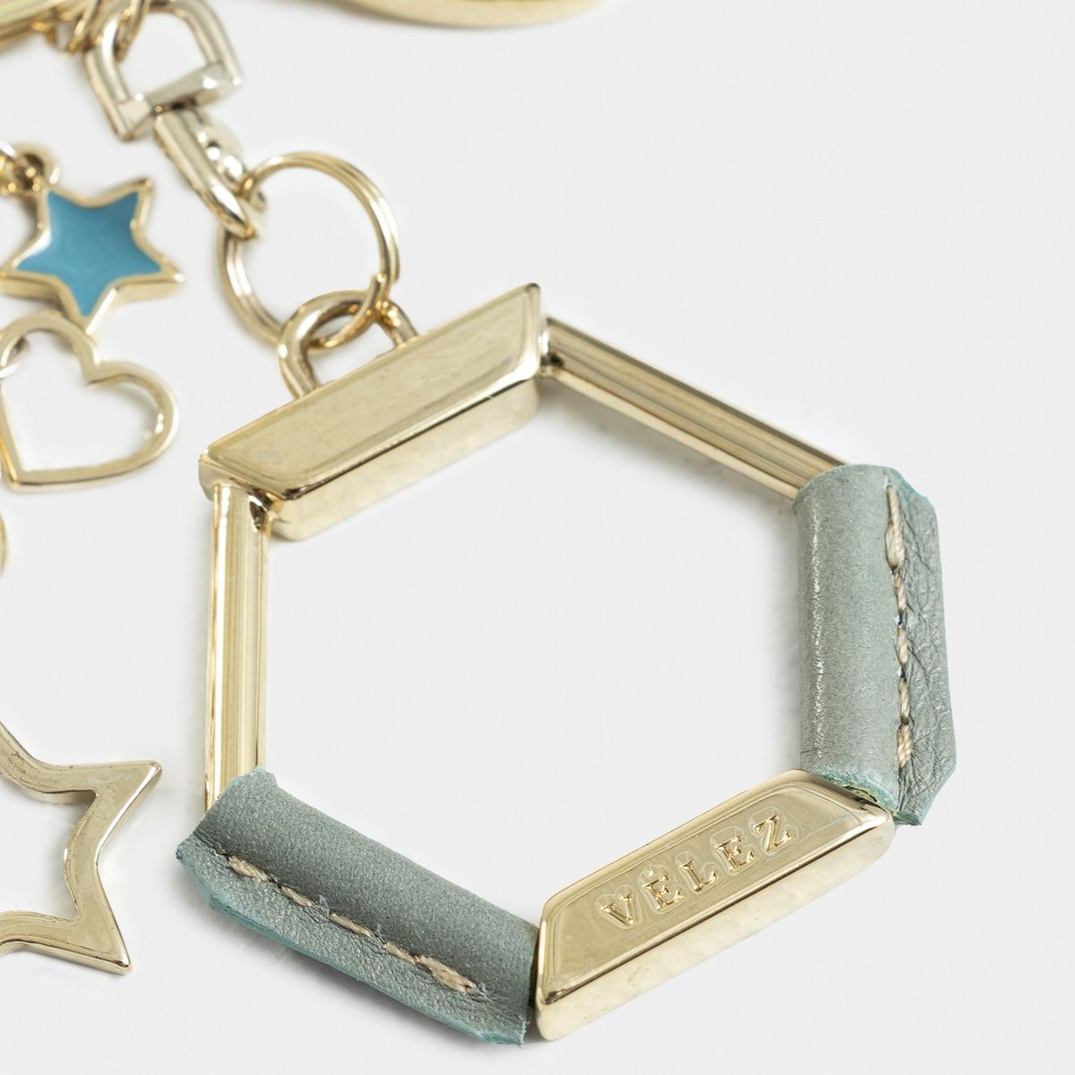 VELEZ - Vélez Llavero Hexagonal Zamak Y Cuero Para Mujer Charms Resina