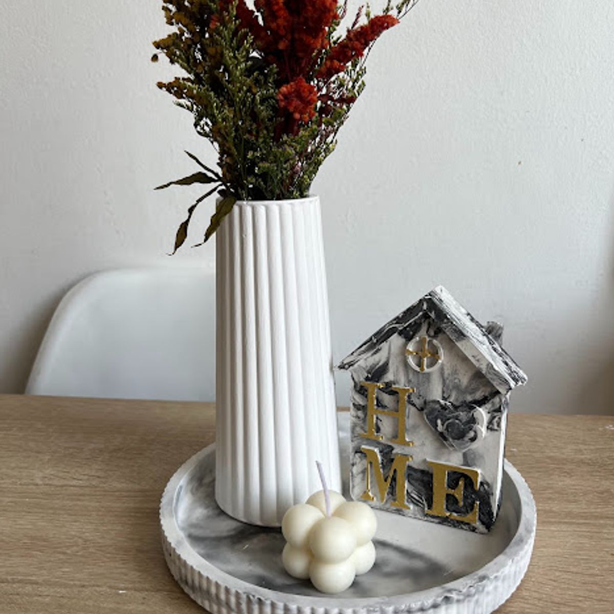 DECORACIONES ALE Y GABI - CENTRO DE MESA JARRÓN BASE, VELA,ADORNOS Y  FLORES MARTI