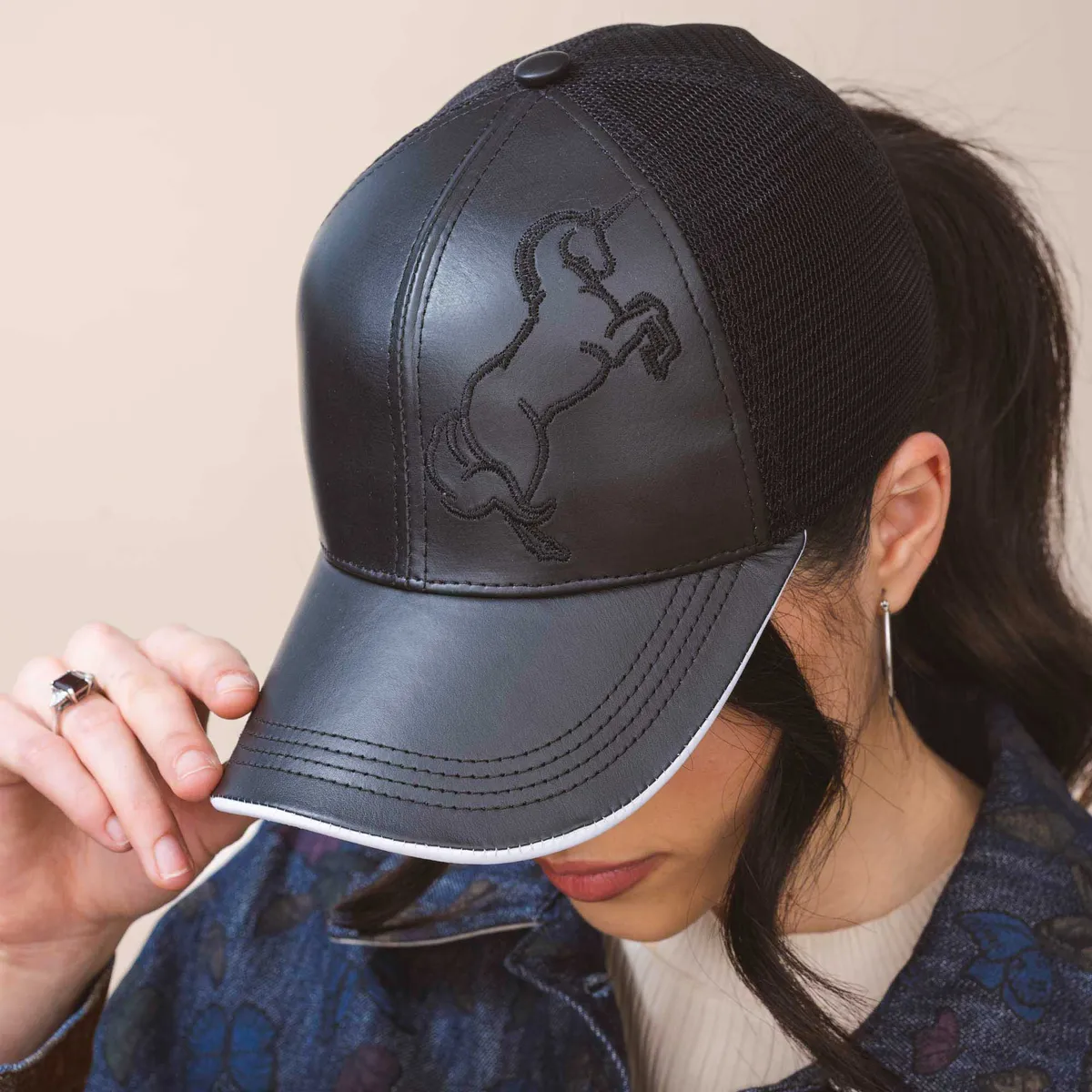 MARIO HERNANDEZ - Gorra Beisbolera Unicornio Negro Milliner