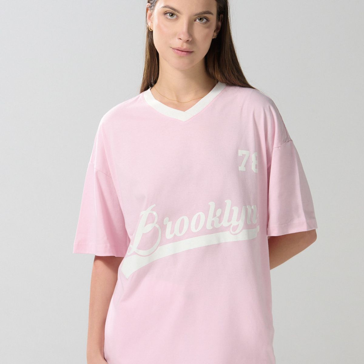 KOAJ - KOAJ Camiseta cuello V roja oscura oversize con arte college Mujer